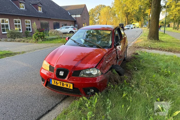 Bestelauto en personenauto botsen op elkaar