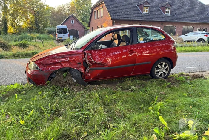 Bestelauto en personenauto botsen op elkaar