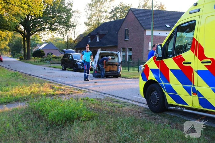 Bestelauto en personenauto botsen op elkaar