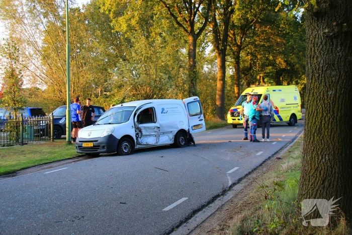 Bestelauto en personenauto botsen op elkaar