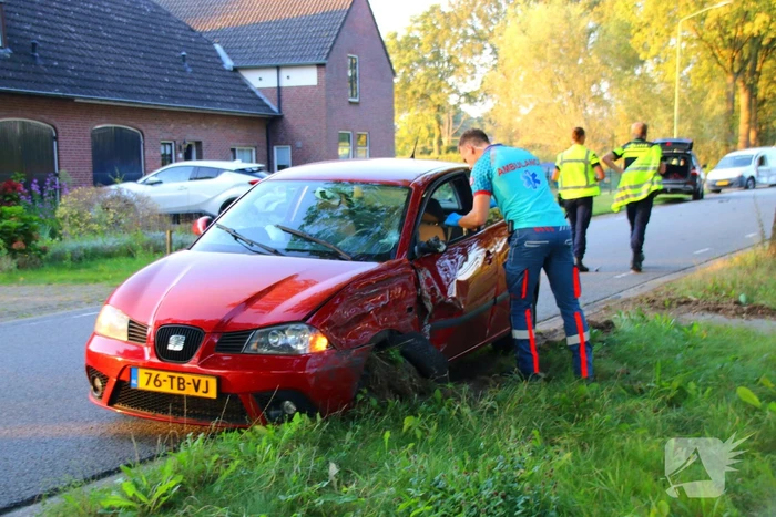 Bestelauto en personenauto botsen op elkaar