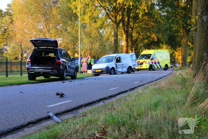 Bestelauto en personenauto botsen op elkaar