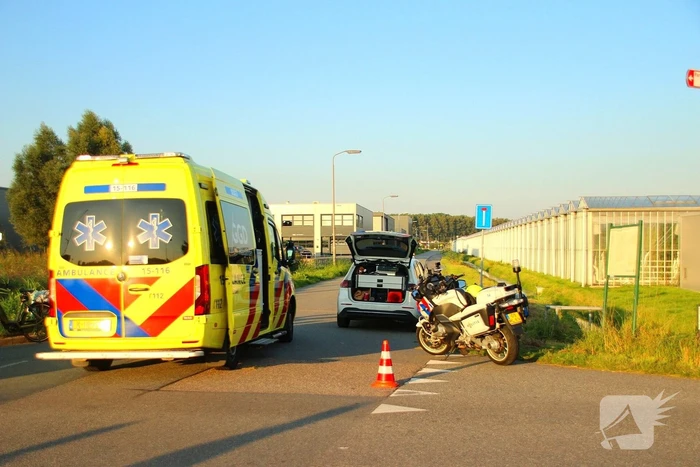 Fietster gewond bij botsing met auto, traumateam opgeroepen