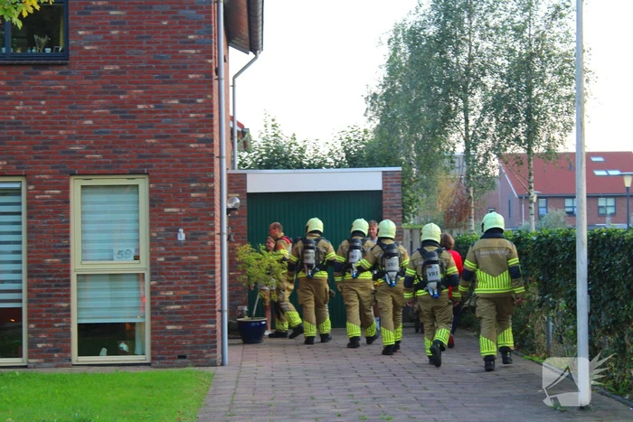 Brandweer ventileert woning na brand