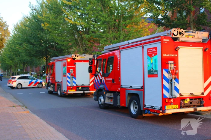 Brandweer ventileert woning na brand