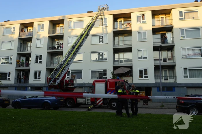 Twee personen gered van balkon bij brand in flatgebouw