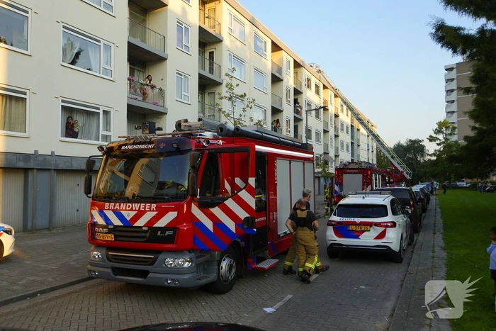 Twee personen gered van balkon bij brand in flatgebouw