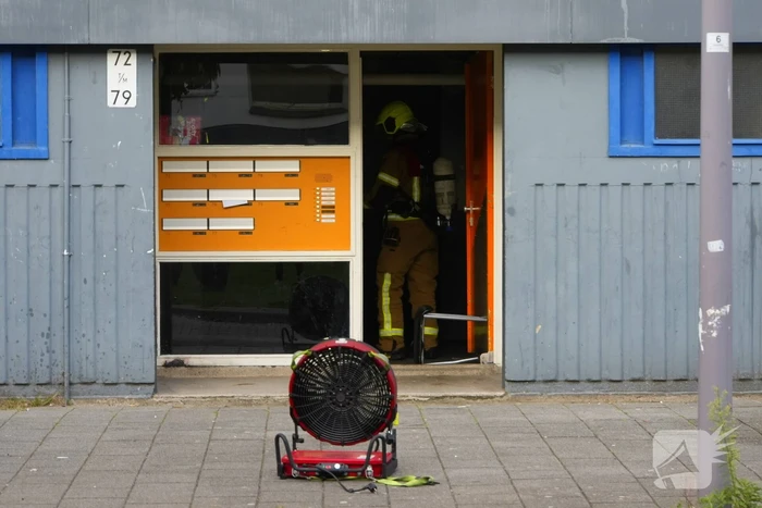 Twee personen gered van balkon bij brand in flatgebouw