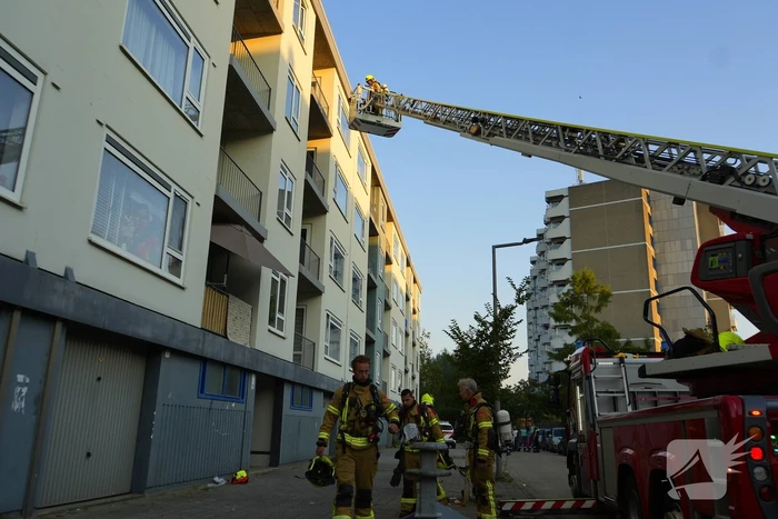 Twee personen gered van balkon bij brand in flatgebouw