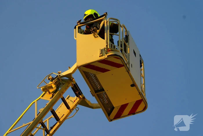 Twee personen gered van balkon bij brand in flatgebouw