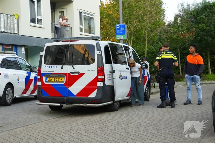 Twee personen gered van balkon bij brand in flatgebouw
