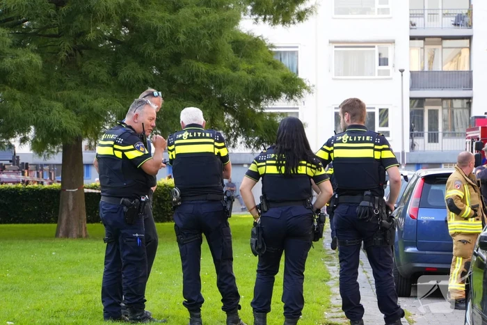 Twee personen gered van balkon bij brand in flatgebouw