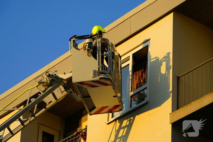 Twee personen gered van balkon bij brand in flatgebouw