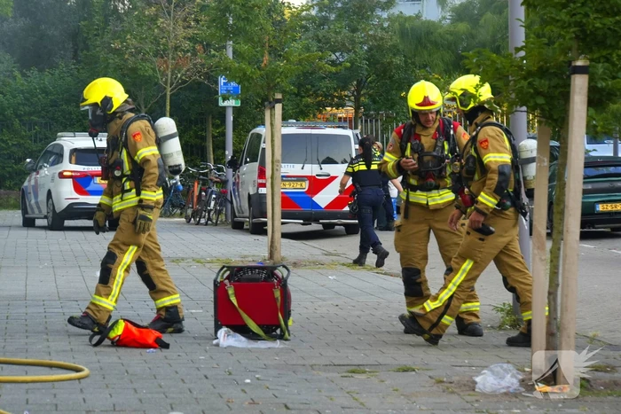 Twee personen gered van balkon bij brand in flatgebouw