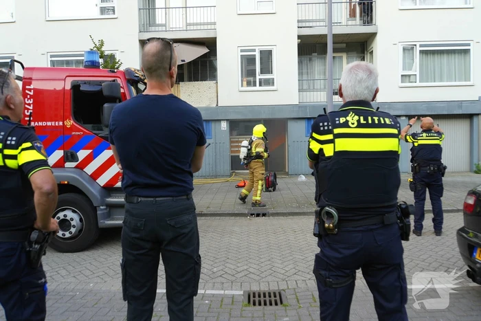Twee personen gered van balkon bij brand in flatgebouw