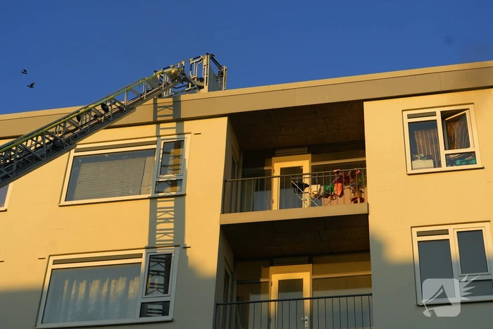 Twee personen gered van balkon bij brand in flatgebouw