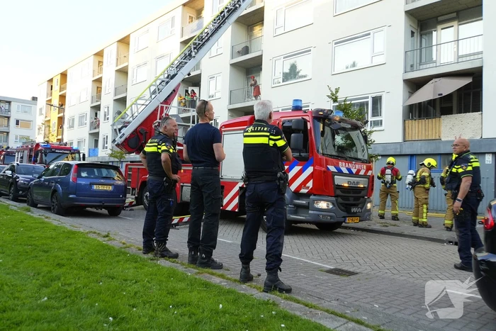 Twee personen gered van balkon bij brand in flatgebouw