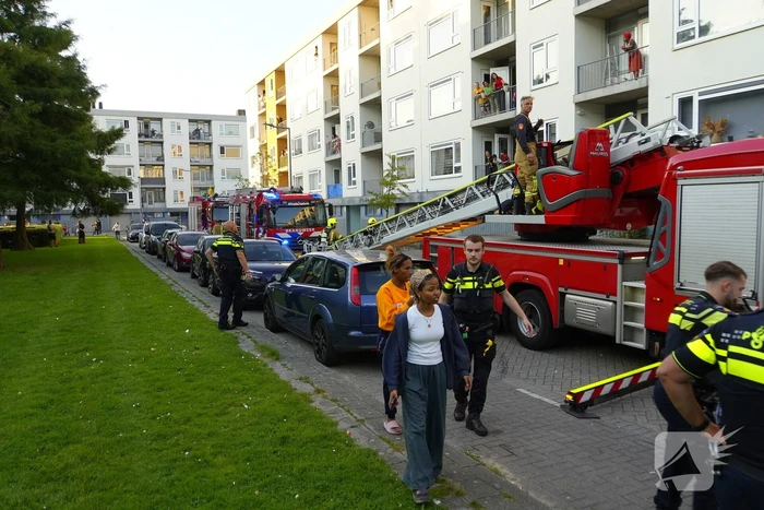 Twee personen gered van balkon bij brand in flatgebouw