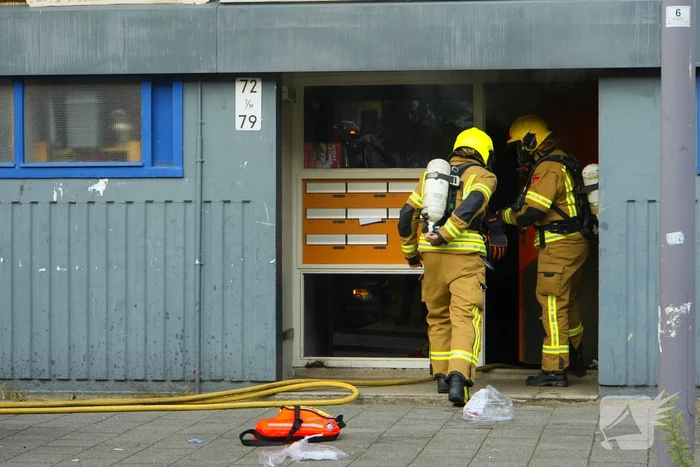 Twee personen gered van balkon bij brand in flatgebouw