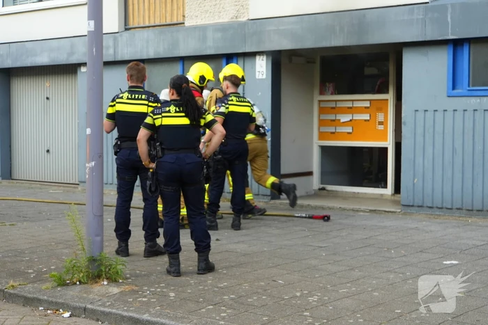 Twee personen gered van balkon bij brand in flatgebouw