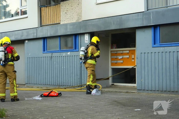 Twee personen gered van balkon bij brand in flatgebouw