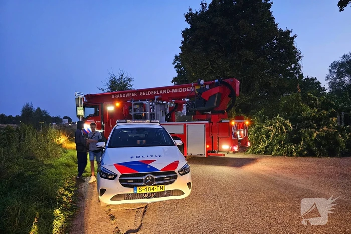 Parachutist belandt in boom, hoogte reddingsteam ingezet