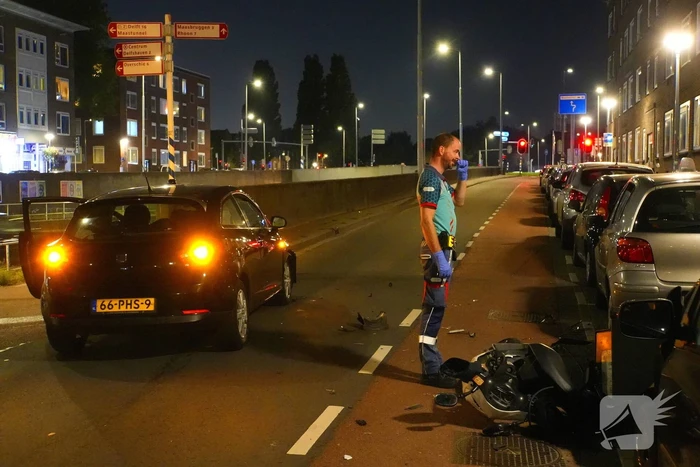 Automobilist rijdt scooterrijder aan