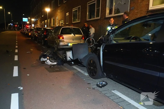 Automobilist rijdt scooterrijder aan