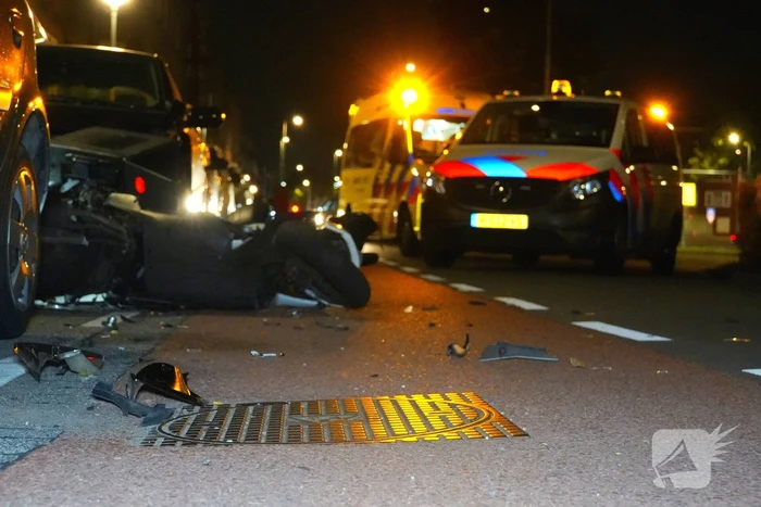 Automobilist rijdt scooterrijder aan