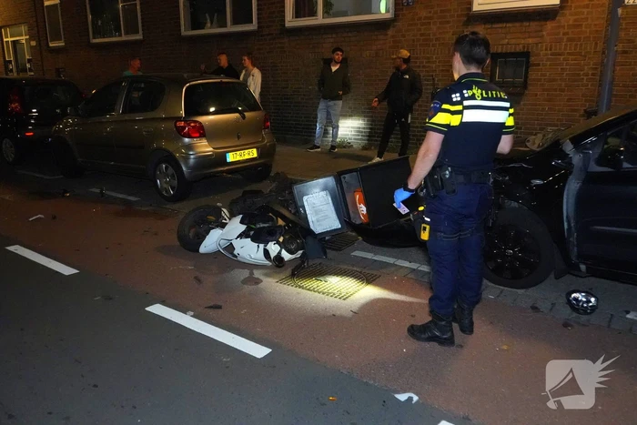 Automobilist rijdt scooterrijder aan