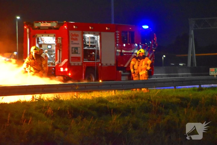 Auto uitgebrand op A12