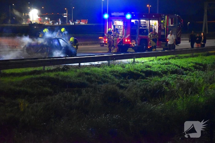 Auto uitgebrand op A12
