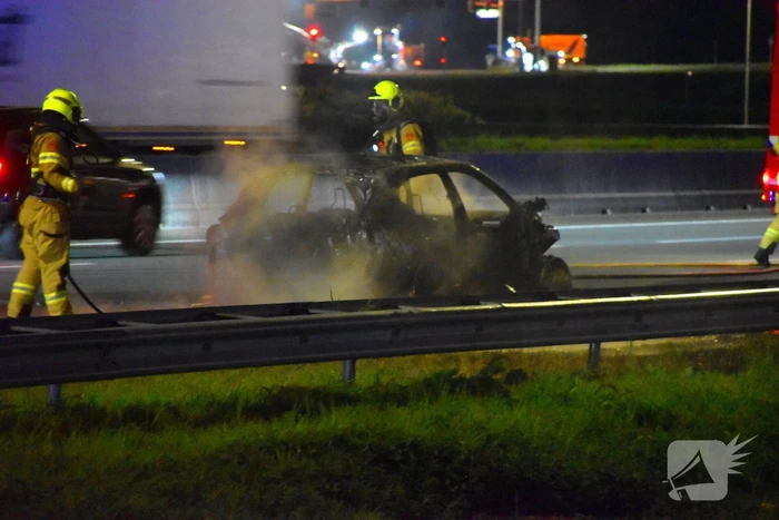 Auto uitgebrand op A12