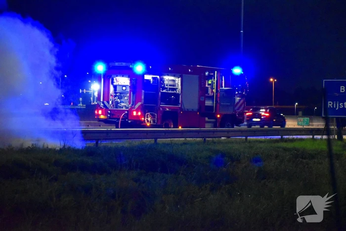 Auto uitgebrand op A12