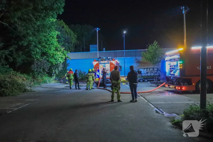 Canta brandt volledig uit op parkeerterrein