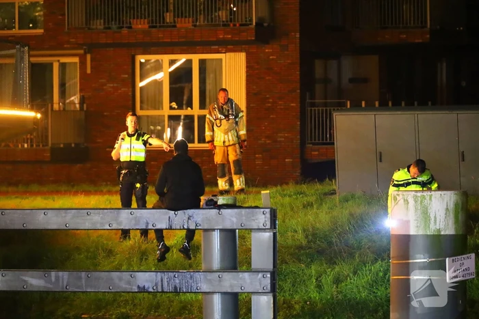 Persoon klimt op palen onder brug en word gebeten door politiehond