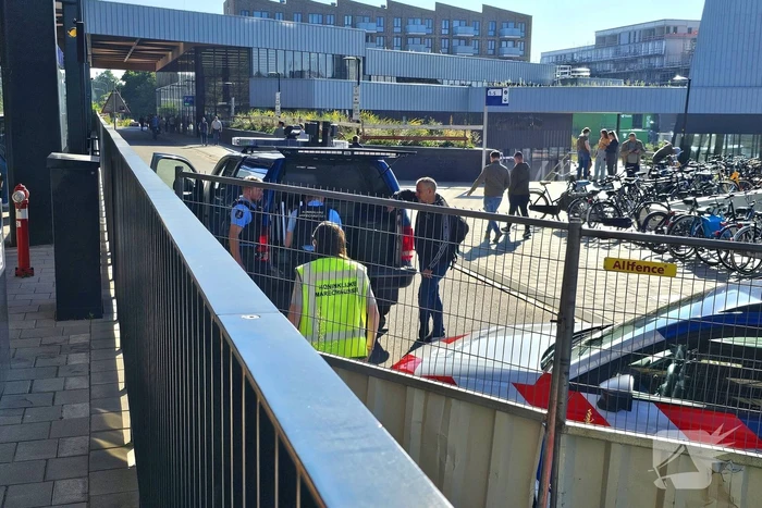 Drone team Koninklijke Marechaussee haalt drone uit de lucht bij station
