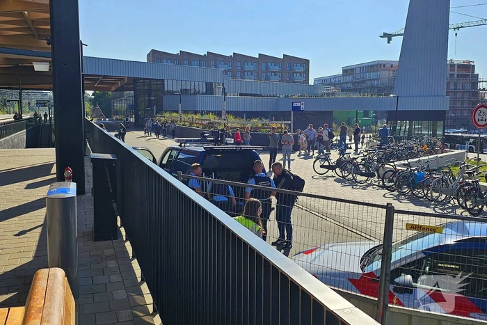 Drone team Koninklijke Marechaussee haalt drone uit de lucht bij station