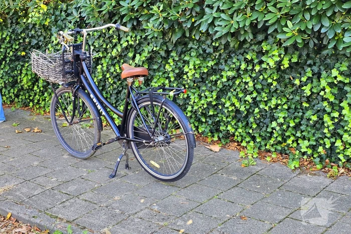 Fietser en auto in botsing bij rotonde