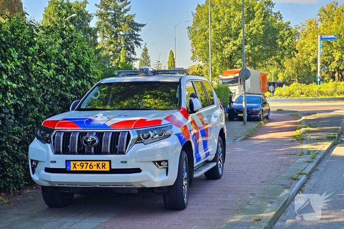 Fietser en auto in botsing bij rotonde