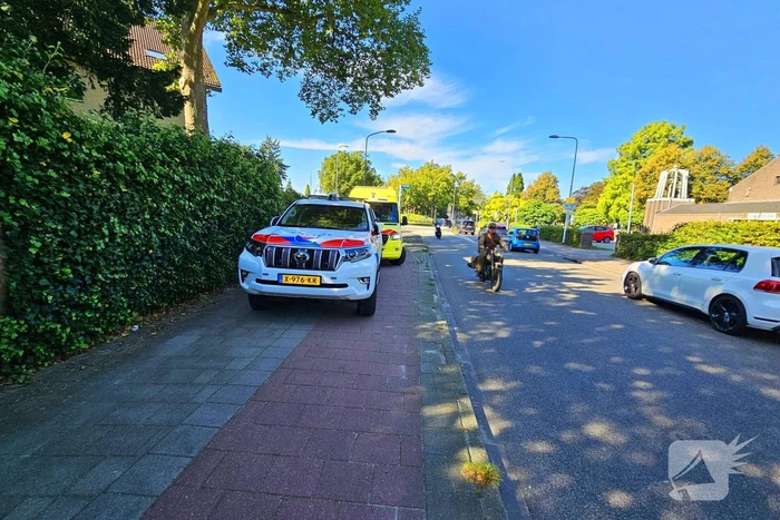 Fietser en auto in botsing bij rotonde