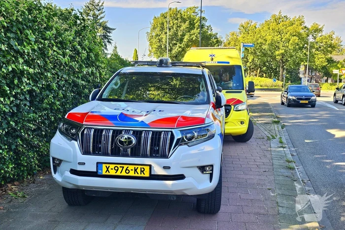 Fietser en auto in botsing bij rotonde