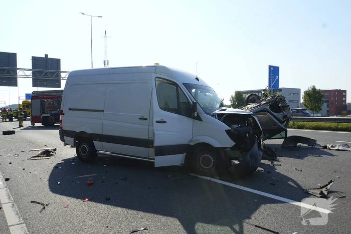 Auto op de kop bij kettingbotsing