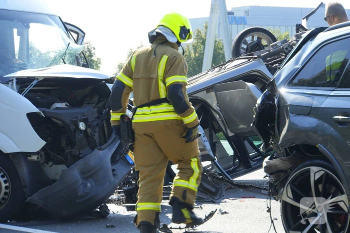 Auto op de kop bij kettingbotsing
