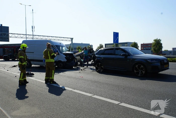 Auto op de kop bij kettingbotsing