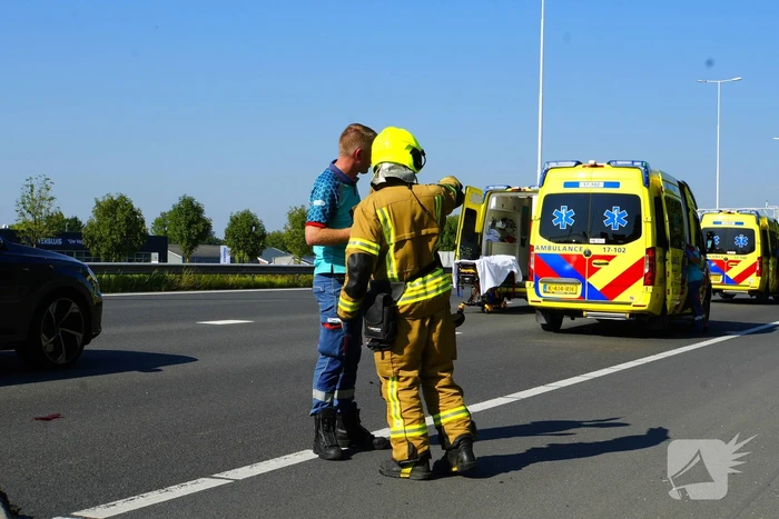 Auto op de kop bij kettingbotsing