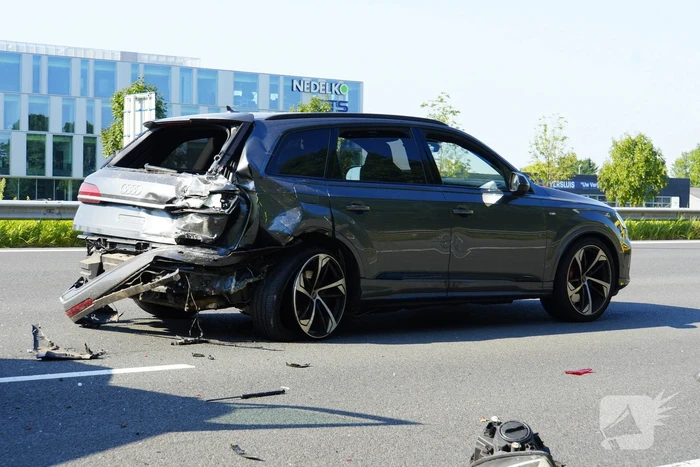 Auto op de kop bij kettingbotsing