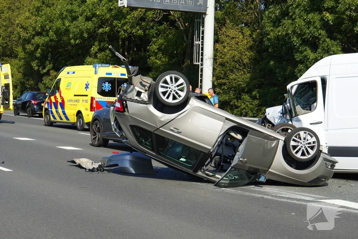 Auto op de kop bij kettingbotsing