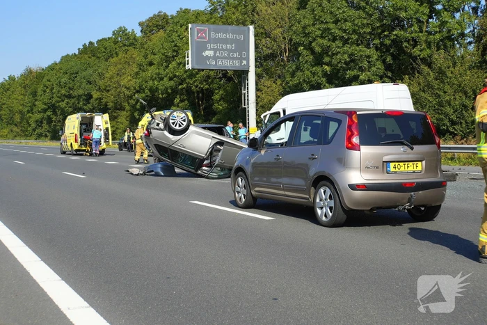 Auto op de kop bij kettingbotsing