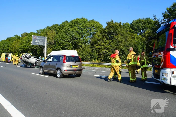 Auto op de kop bij kettingbotsing